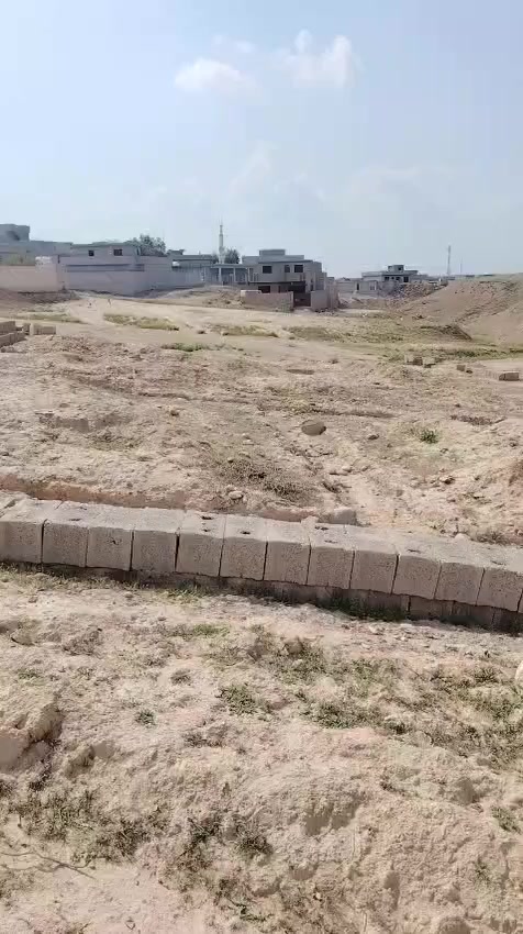 قطعه للبيع وراء المدرسه مال شيخ اياد الطول 25 والعرض 10 والسعر  خمس ملايين ونص وبيهال***********
