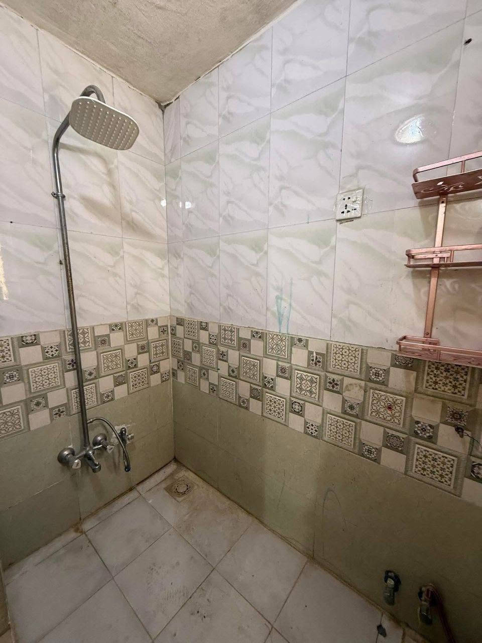 🏠#دار_للآيــــجـــــار
📍 #الموقع: شــــارع 80 كـــربــله  خــلف الــتجــاري او قـرب شـارع شريفه ع

✨ #المواصفات:  
▫️ المساحــــــة //   100م     5 في 20 
  ▫️يــبعـــد عـــن الــشـــارع 100م
..........
🔹 الطابق الأرضي:
_ غرفــــــــه  نـــوم
_ ســويت   
_ هـــول كبير 
_ مطبـــــــخ 
_ مجمــــــــع صحيـــــــــات خـــارجــي 
_ مــنــاور وطــارمه صغيــره 

🔹الطابق العلوي : 
_ غــــــرفتيـــــن نــــوم
_  وهـــــول
_ مجمــــع صحــــيات 
_ سطحيـن 
-----------------------------
📞 للاستفسار والمعاينة: 
الاتصال على الارقام :
***********  ☎️ واتساب  
او مراجعة المكتب 
الحلة _ الكرامة الشارع المشجر مجاور اسواق المطار 1 
--------------------------------
✅ نستقبل جميع عروضكم السكنية 🏠 والتجارية 🏡 بكافة مناطق الحلة 
……………………………
