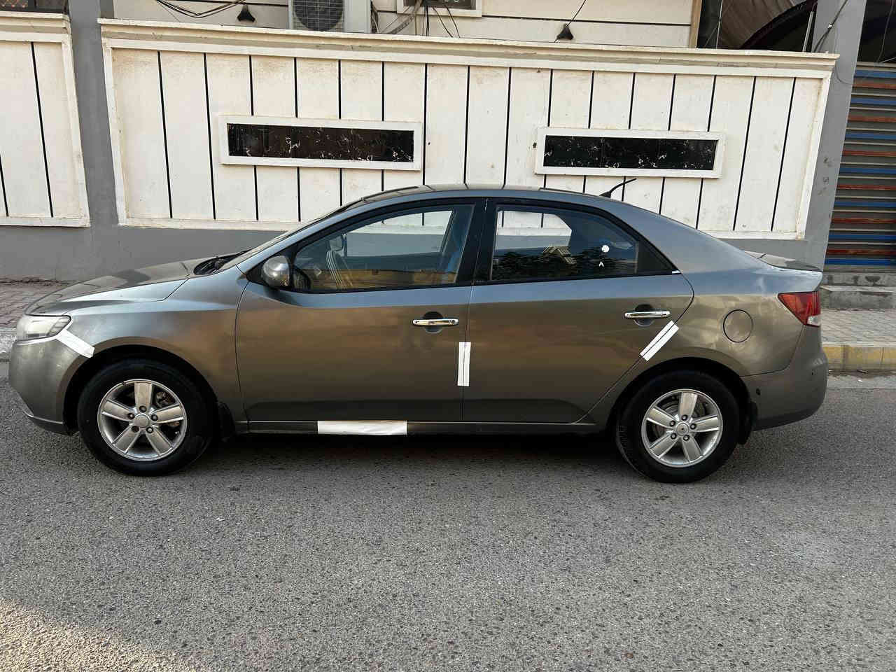 السلام عليكم 
للبيع كيا سيراتو 2011
خليجي محرك 1600 گير اوتو 6نمر المرغوب
گير محرك صدر تبريد كله كفاله تخم تاير جديد ويل كب  
بيها صبغ 3قطع بدون دواخل رقم الماني
السعر 85ورقه 
الشراي يتصل ***********
