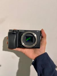 كامرة Sony A6400 مستعملة للبيع وياها عدسة 16-50  نظيفة واستعمال خفيف، ...