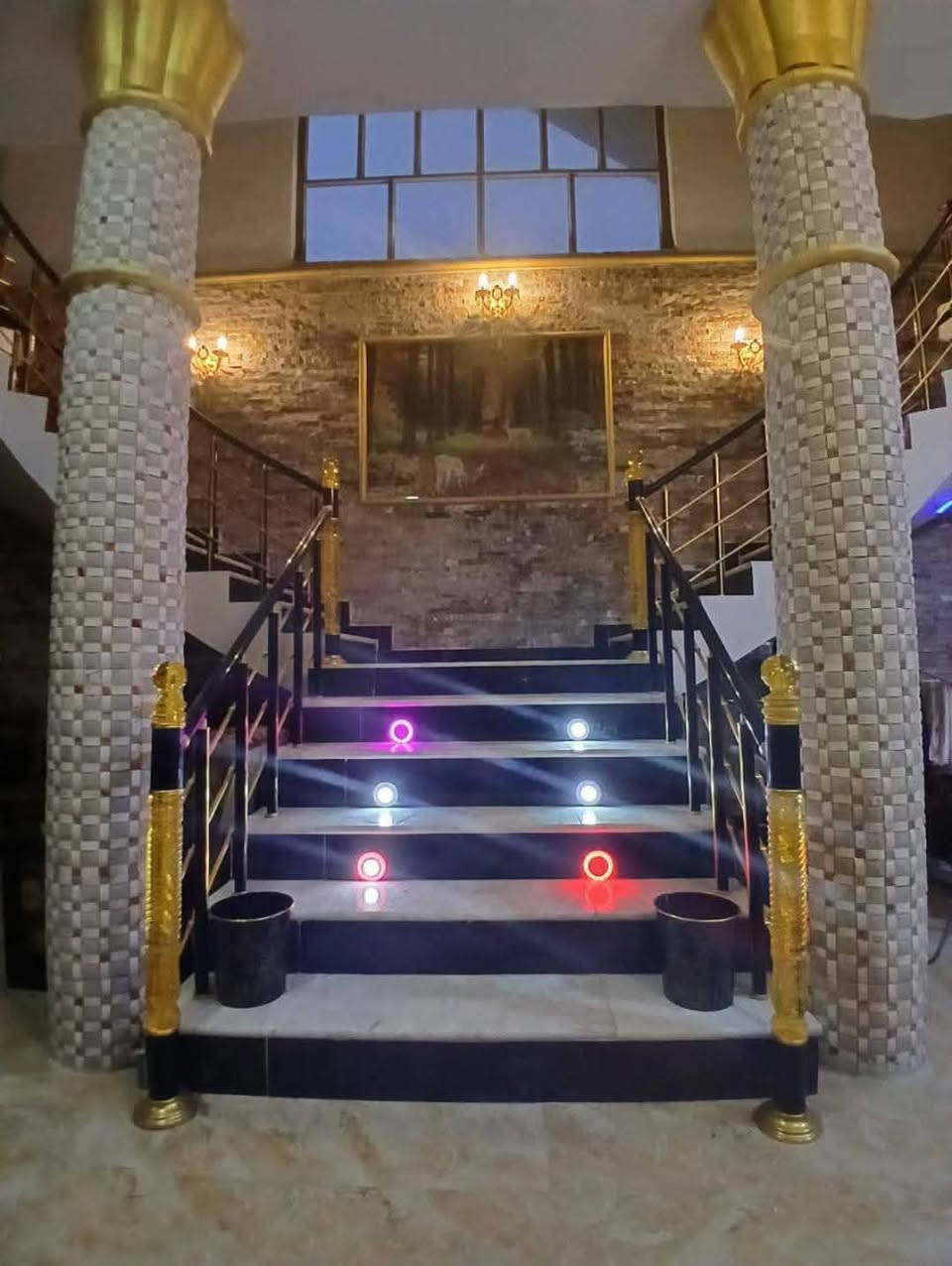 السلام عليكم
بيت للبيع طابو زراعي سند 25 مستقل
مساحه 400 متر مربع نزال 20*20 ركن
9 غرف 2 سويت 
بناء حديث صب مسلح طابقين 
الطابق الاول يحتوي على 
خمس غرف نوم اثنين منهم سويت
صاله 11*5 
استقبال كبير محيط بكل اجزاء البيت 
مجمع صحيات كامل 
مطبخ حار وبارد 
مناور عدد 3 محيطه بالبيت من كل الاتجاهات 
كراج البيت كبير مع مجمع صحيات خارجية
الطابق الثاني 
اربع غرف نوم 
مجمع صحيات كامل
استقبال كبير ع مساحه الطابق الثاني 
سطح اول وسطح ثاني 
واجهه حجر من التطعيم 
درج فرعوني اتجاهين 
نظام البيت منفصل الطابق الاول عن الثاني من حيث 
الماء والكهرباء والمجاري 
الموقع....شارع 80 خلف بانزين خانة الاضواء مباشرة
سابع بيت عن الشارع العام
***********
