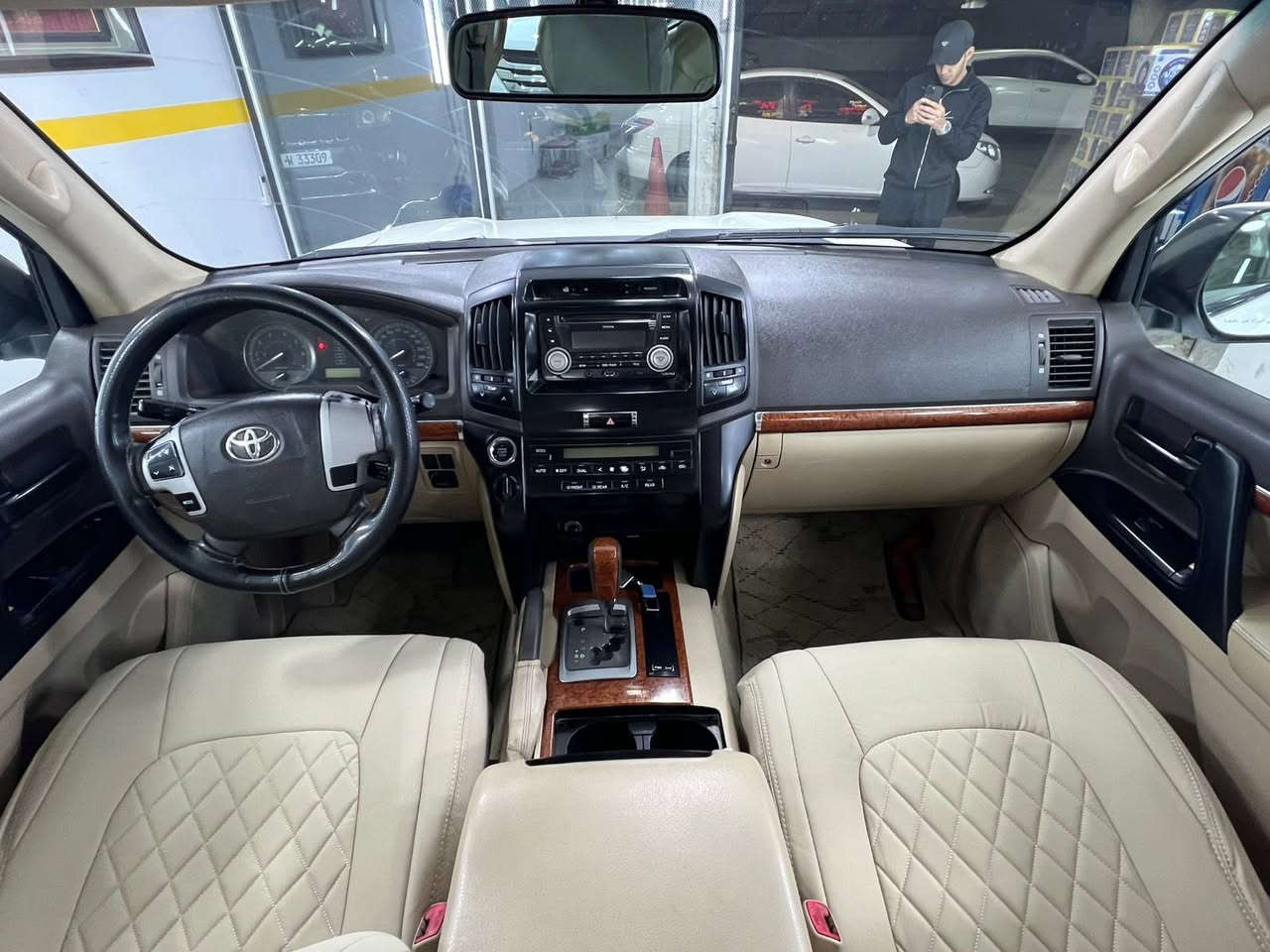 السيارة لاندكروز 2013
مواصفات بريم GXR
الكير مكفول المحرك مفتوح
بيها صبغ جاملغ خلفي جهة السائق والجاملغ الي بجهة اليمين الأمامي مبدل 
34$ألف وبيها مجال
 رقم بغداد
الموقع البياع
***********
