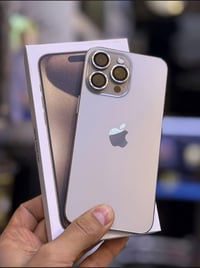 متاح ايفون 15برو ماكسً ذاكرة 256 بطارية 87مكفولًمن كلشي سعرة مليون قفل...