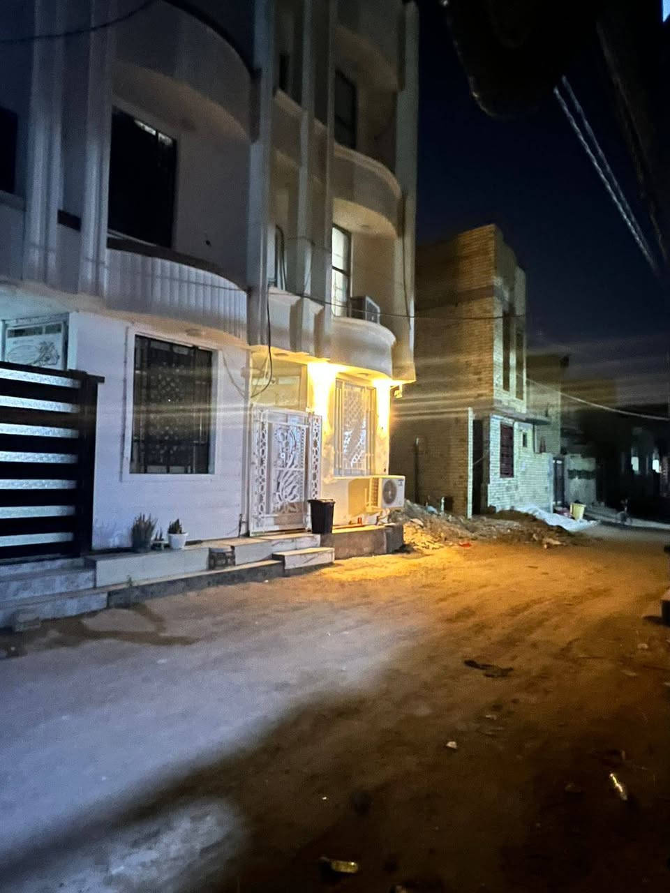 السلام عليكم
دار للبيع مساحة ١٠٠ متر ركن
منطقة الحر حي سومر الثاني 
شارع الجنسية القديم 
للاستفسار أكثر 
اتصال ***********
او اتفضل خاص
