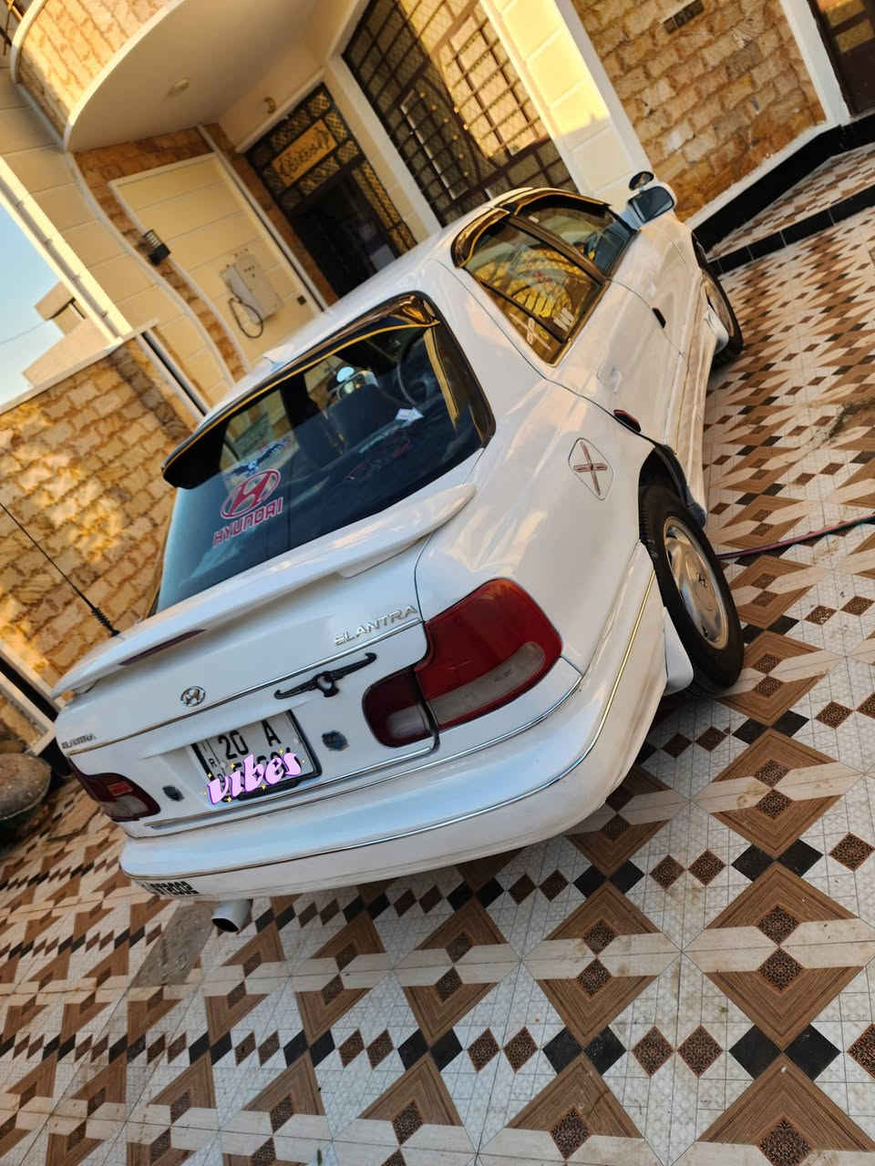 السلام عليكم النتره دمعه موديل 95 كير ومحرك مال سوناته حجم محرك 2000 سياره جديده خير من الله نقصها بس تبريد كير عادي دبل تريشه بدون حادث تخم  تاير جديد  صدر 80 بل 100 زين رقم ديالي جديد شرط التحويل السعر 27 وبيها مجال  مكان سياره ديالي شهربان الوجيهيه اي ستفسار تصال ع الخط ***********
