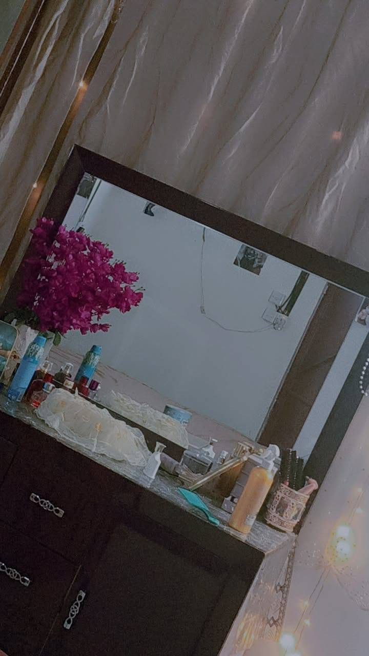 غرفه للبيع اخذناها بمليونين و800 شازلونيه تحتوي على 9 قطع نظيفه وجديده رايدها ب700 للشراي خسران بيها هواي رقم *********** او خاص
