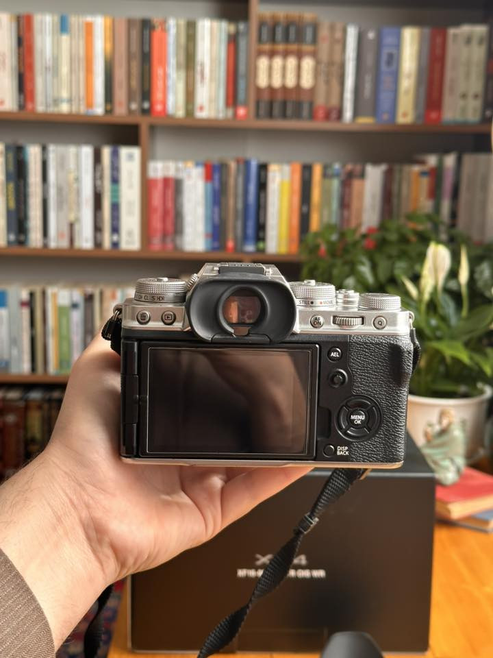 للبيع
كاميرا فوجي x_t4 
مع عدسة فوجي 16_ 80 
+ بطارية الاصلية + باكيتها 
نظيفة جدًا أستعمال قليل 

السعر مليون وسبعمائة الف 
  ١٧٠٠،٠٠٠

رقمي ***********
