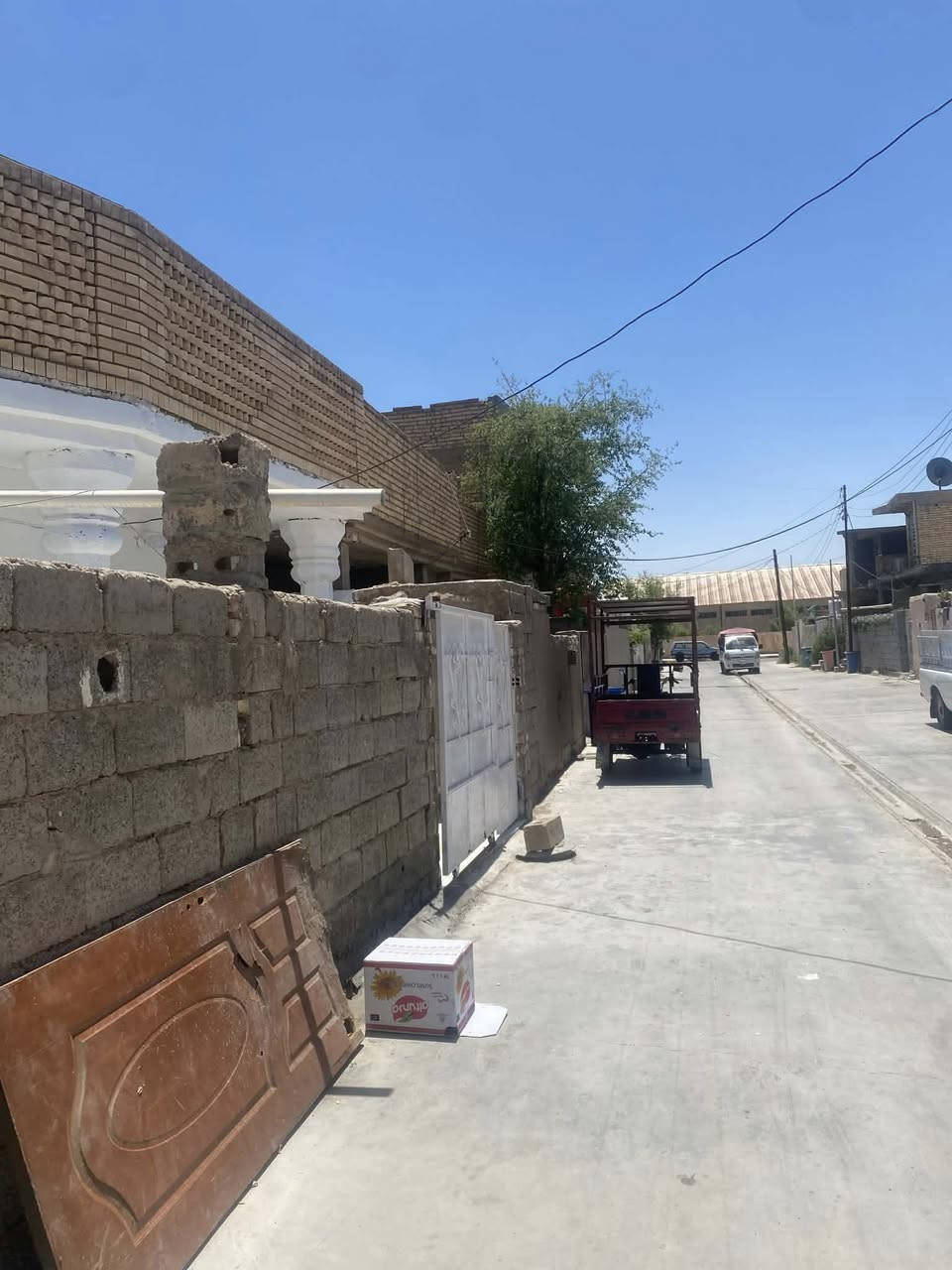 السلام عليكم بيت لليجار الموقع حي العسكري النگره قرب الجملون 
البيت متكون من غرفتين +مطبخ+استقبال +طرمه المساحه 180للستفسار ***********
