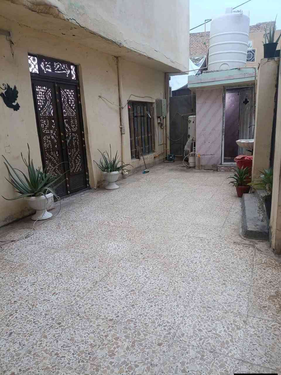 طابق الاول ديوانيه 6 × 4 مطبخ 5 في اربعه مدخل اثنين في اثنين صاله سته في خمسه حمام داخلي طرمه كبيره صحيات خارجي طابق الثاني غرفتين خمسه في اربعه بيتونه سطح كبير العنوان فلوجه قرب جامع ابو ايوب الانصاري جنس العقار ملك صرف باسم شخص واحد السعر72 مليون وبي مجال *********** بي واتساب المساحة 154متر
