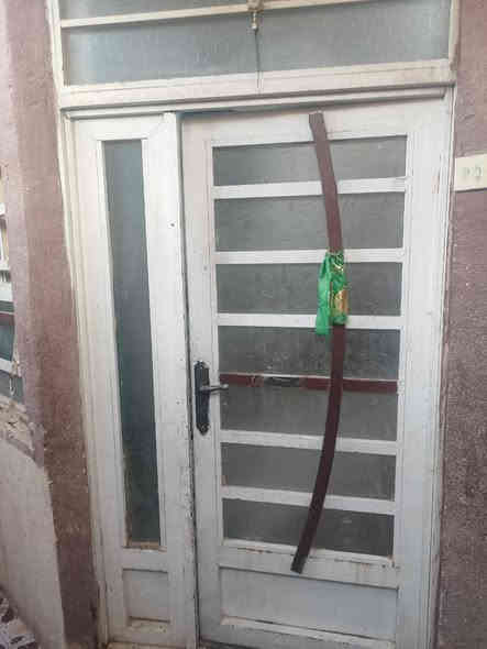 سلام عليكم بيت 50متر طابو صرف بسمي 
 الواجهيه 7ونص ونزل 7ونص 
يتكون من ستقبال 5متر +صاله ومطبخ وصحيات 
الطابق الثاني غرفه 6متر +صاله وحمام) البيت  طابوك.+صب كونكريت العنوان امن داخلي عل شارع  اول فرع  قرب مدرسه سلامه السعر 63وبي مجال ***********
***********
