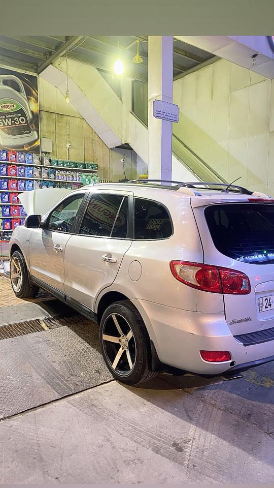 السلام عليكم
سنتافي 2009 دخول جديد فول مواصفات واحد ع واحد سبعه راكب  سياره حيل جديده ترايك 200 وين ماتريد متومه طبق الاصل رقم إنكليزي وسنويه بيه حصه كاز بكل المحافظات عليه ادامه كامله دهن كير مكينه فلاتر دهن باور مكينه 6 سوبر طلقه 
ً
مواصفات 

فتحه سقف طكتين
ً
كشنات جلد تبريد تدفئه بالكشن 

تبريد قطعتين 

تحكم جهتين سستم سماعات زائد مضخم

حساسات خلفيه 

ويل رياضي اصلي زائد تخم 

حداديه طوبه

مكانه بصره 

سعر 52 بيهه مجال 

***********
