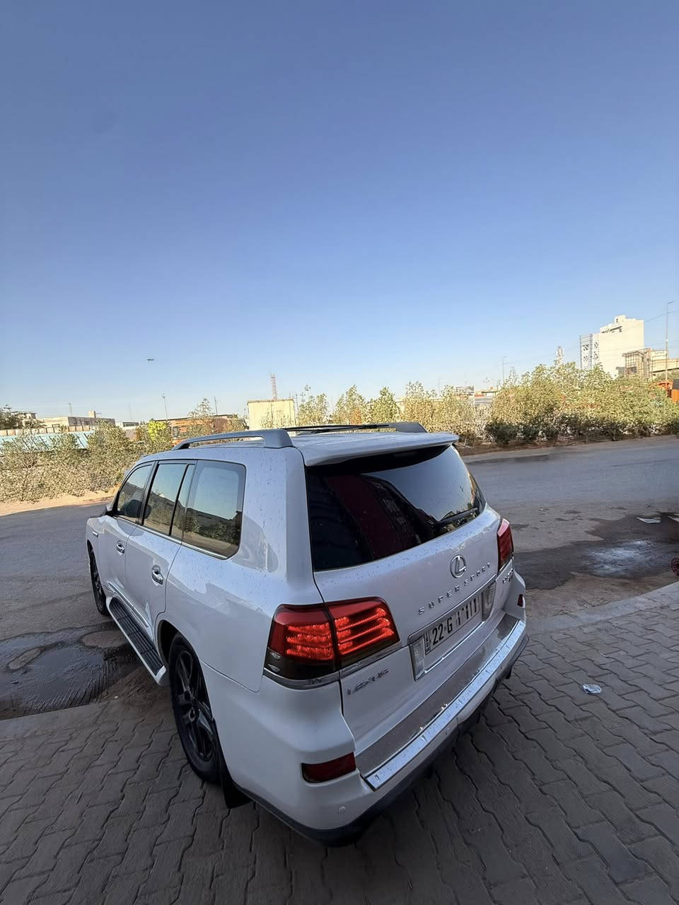 🔥 لكزز LX570 S — ملك الطرق 🔥

المواصفات الكاملة:
🚗السياره موديل 9محدث 2015   
🚗 محرك 8 سلندر (V8) سعة 5.7 لتر
⚡ قوة تقريباً 362 حصان
🔄 قير أوتوماتيك 8 سرعات
🛞 دفع رباعي دائم (4WD)
⛽ خزان وقود كبير مناسب للسفر
✨ الفئة S (Sport):
🔴جكات
• كِت رياضي خارجي (شبك + صدامات مميزة)
💺 الداخلية:
• جلد فاخر (تبريد + تسخين للمقاعد)
• تحكم كهربائي بالمقاعد + ذاكرة
• فتحة سقف
• ثلاجة (Cool Box)
📺 التكنولوجيا:
• شاشة وسطية كبيرة 
• نظام صوتي فاخر
• كاميرات 360 درجة
• حساسات أمامية وخلفية
• تشغيل بصمة + دخول ذكي

🛡️ الأمان:
• نظام مانع الانزلاق
• نظام المحافظة على المسار
• مثبت سرعة ذكي
• وسائد هوائية متعددة
***********
السيارة نظيفة جداً وجاهزة للفحص بس جاملغ صبغ وبارد
مسويلها ادامه كامله بالشركه من حداديه وتخم تاير
💰 السعر 272 ورقه 
لا تضيع الفرصة… هيبة + قوة + فخامة بسيارة وحدة!

