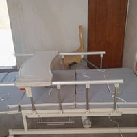 للبيع سريرطبي كهربائي ريمونت كونترول ٦ حركات مع فتحه وسطية تواليت مع ط...