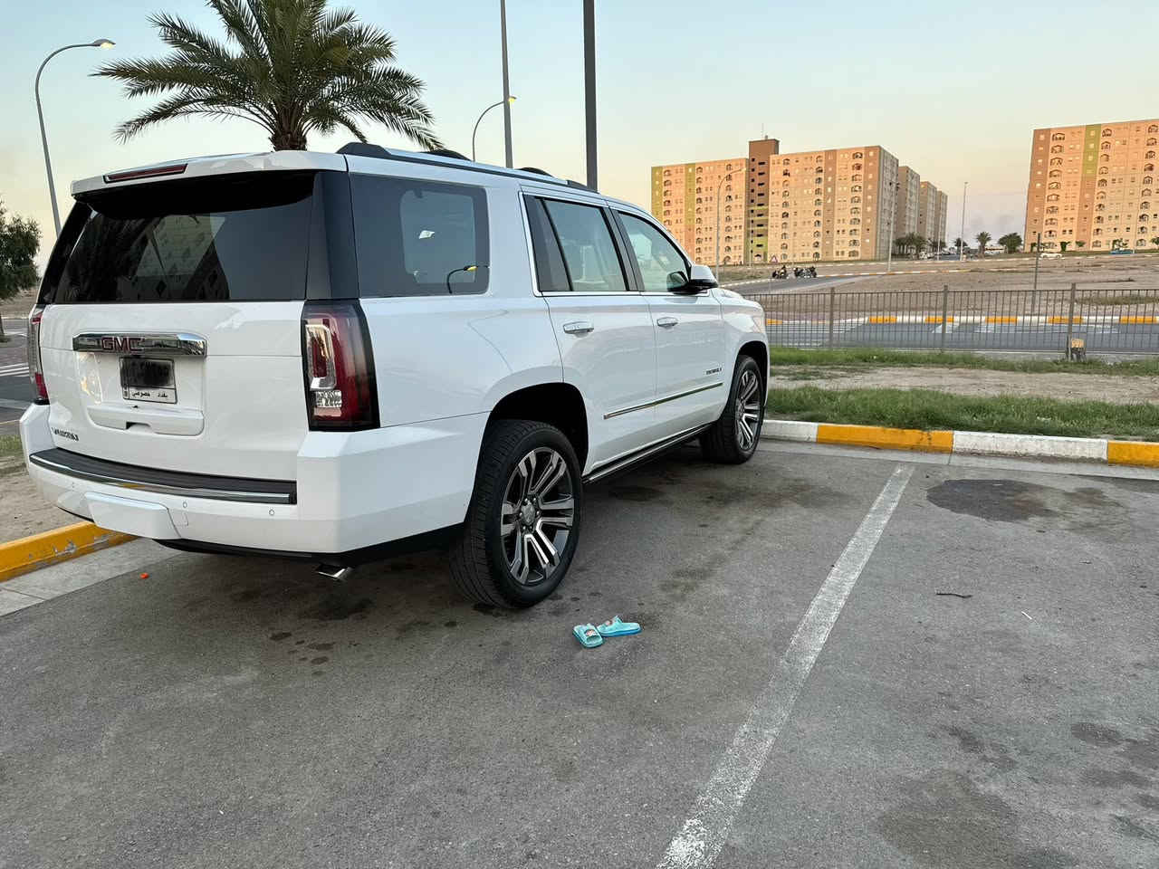 GMC ( امريكي  )
                  
السيارة وارد امريكي
موديل ٢٠١٩ حادثها جاملغ وباب عكس السائق مبدلات نفس اللون يعني بدون صبغ ، ( فقط الدعامية الأمامية مصبوغة ) السيارة بدون ايرباك ، كل ايرباكاتها سليمه على وضع الشركة .
السيارة جاهزة اي نقص ما بيها ،
ماشية 74 الف
رقم بغداد الماني ومكانها ببغداد بأسمي تحويل ثاني يوم
صور الحادث على الخاص

المواصفات 
دبل أريل دبل رادار
تشغيل عن بعد 
كامرات ٣٦٠ درجة
بصمة 
كشن رجاج 
داتا شو 
سلايد روف
لايت زنون بلادي
دبل شاشة
تحكم بريك 
جنطه ذكيه جلاق
رادار تحديد مسار
رادار خلفي
رادار امامي 
نقطه عمياء 
كشن تدفئة وتبريد سايق وراكب
كشن خلفي منفصل 
مري شفط 
اشارة بداخل المراية
كشنات جلد 
كشنات خلفية منفصل 
دوسات كهرباء 
ذاكرة ميموري ستيرن وكشنات
ويل ٢٢ بلادي 
وبعد مواصفات هوايا اعتقد الكل يعرفها ،
السعر 38 الف دولار 
بيع او مراوس حسب القناعه 
مكاني بغداد ، رقم الموبايل ***********
