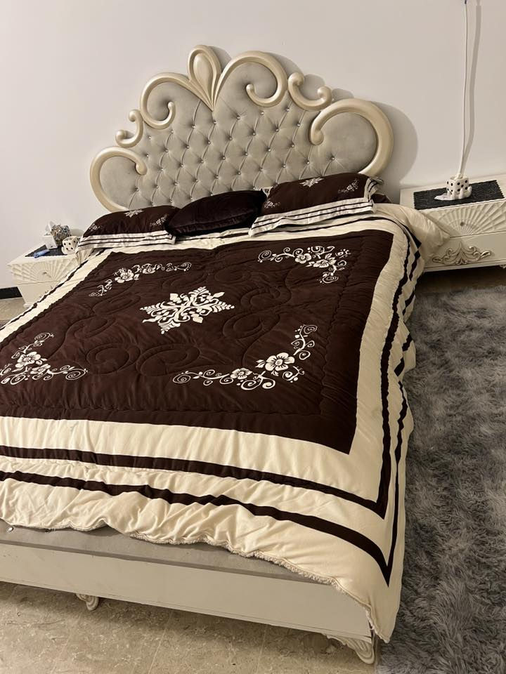 غرفة نوم للبيع نضيفه  سعر ٤٠٠ وبيها مجال مكان سيديه. للاستفسار. ***********
