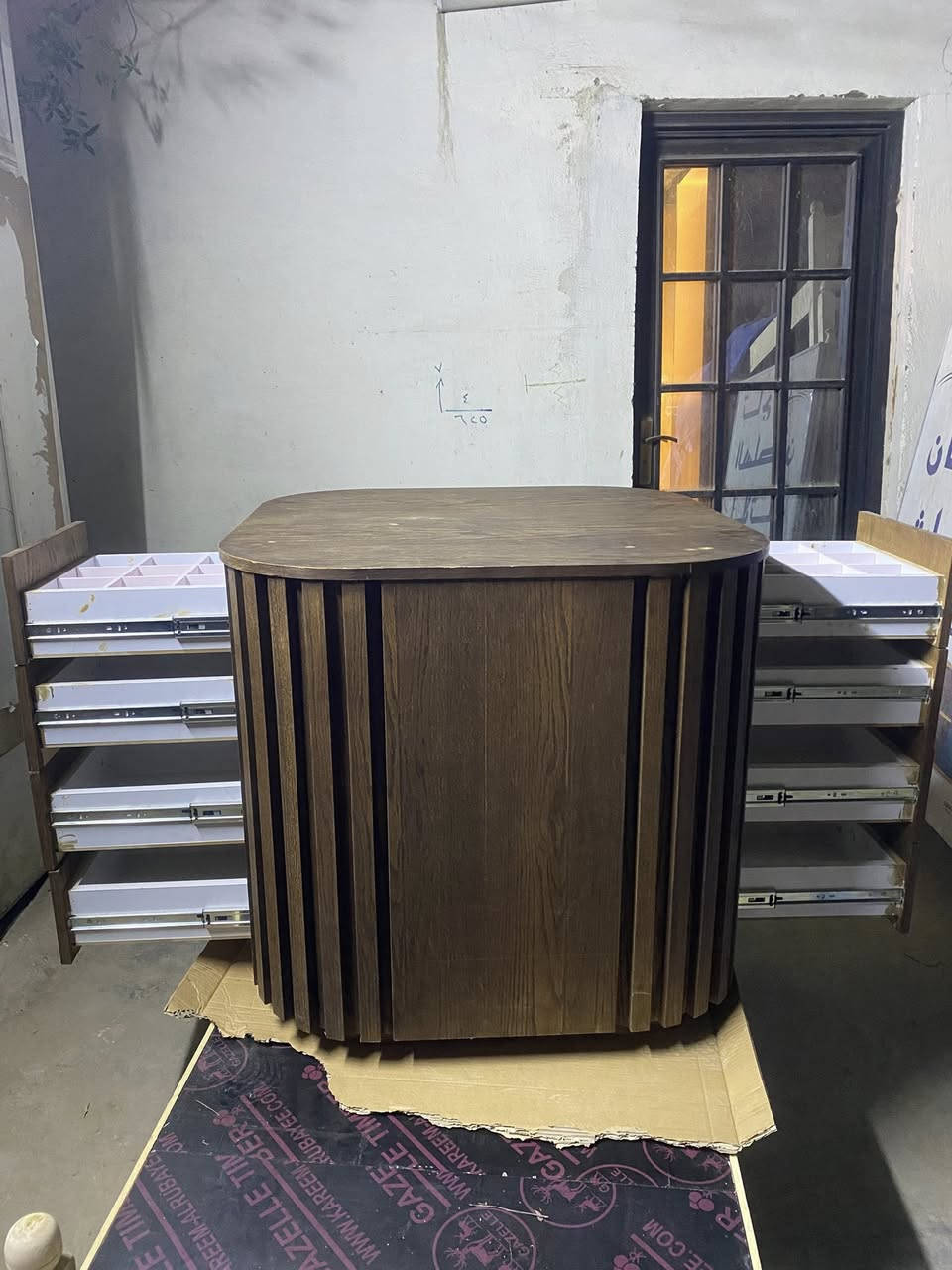 السلام عليكم
متوفر درور مودرن تصميم تركي 

مجرات 8 وجهين مع مجرات مخصصه ميكب 

عمل ثقيل تركي اصلي 

قياسه مربع 85*85 سم

ارتفاعه 80 سم

 استعمال جداً قليل 

سعره 75 الف

رقم الهاتف ***********
