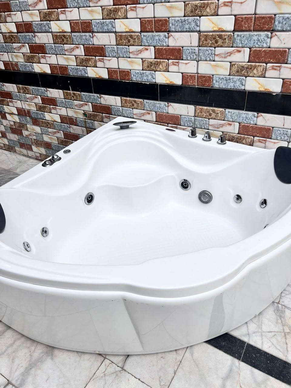 بانيو جاكوزي للبيع شخصين نضيف جدا مثل ما مبين كدامكم ماركة massage
8 مضخات ونافورة 
كل غراضة كاملة ومؤسس 
نضام ضغط ماء وهواء وتسخين السعر 750 مكاني كربلاء 
للاستفسار ‏‪***********‬‏
