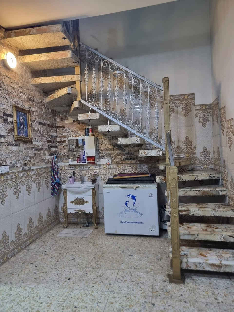 دار طابق ونصف للبيع ١٢٥م
الموقع/الوحدة /سيد عزال رابع بيت عن الشارع العام 
بناء طابوق يحتوي على استقبال ومطبخ حار +بارد 
وصاله كبيرة مع غرفتين نوم سويت وصحيات داخليه وخارجيه بناء كامل وحديث  مطلوب إسكان  
للبيع بسعر مناسب 
للاستفسار أو المعاينة اتصل ***********
