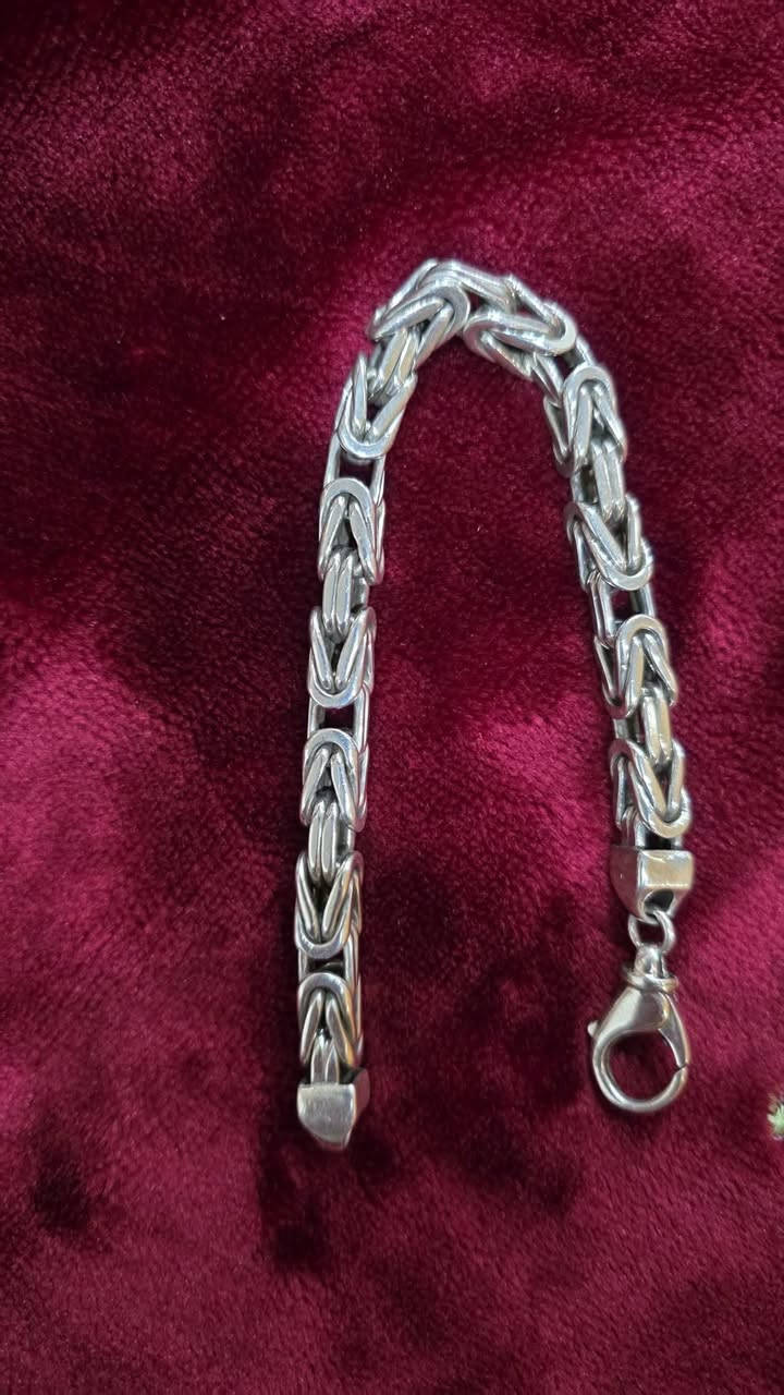 سوار ثقيل وفضه عيار٩٢٥
سعر الغرام ٤٧٥٠ وبيه مجال بسيط الي يشتري يراسل


**إذا كنت صاحب هذا الإعلان وتريد حذفه لأي سبب، رجاءا أرسل رسالة إلى الدعم الفني**