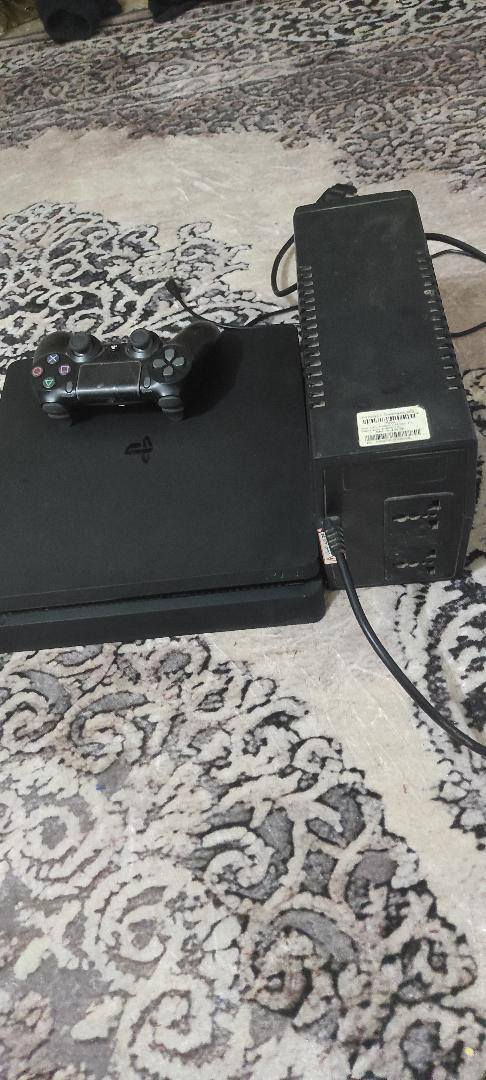 السلام عليكم
بلي 4 اونلاين لوك ستيكر نظام 13.2 
ويا جوستك 1
العاب داخل الجهاز وارزون. فور كايز.بيس.لعبه حرب وبعد بي ويا اليوبي أس 
الجهاز نظيف كلش هوا واليوبي اس سعره 220 
بس مجال للشراي رقم متواجد ‏‪0785 739 5522‬‏
