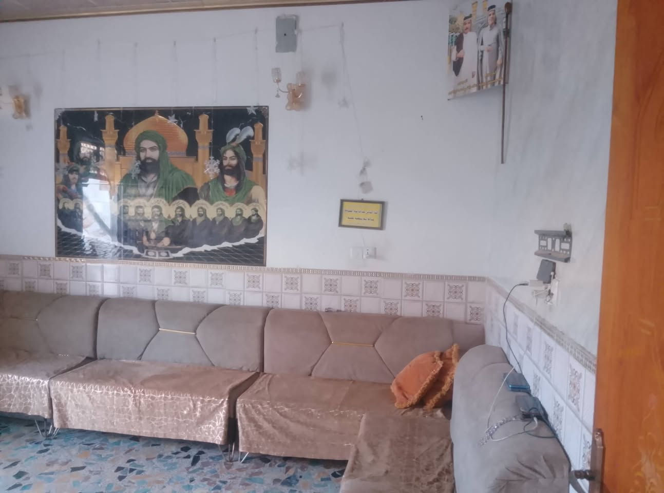 بيت البيع خضراء الدسيم قرب عله شارع فرع مقبيل موالد  مساحه البيت 100 متر بيت كمل فول شغل درجه واله الله شهد رابع بيت عله شارع عام خدمات كمله ماء مجاري رصيف تبليط هاي اليام كهرباء ***********سعر البيت 55بيه مجال بصيط
