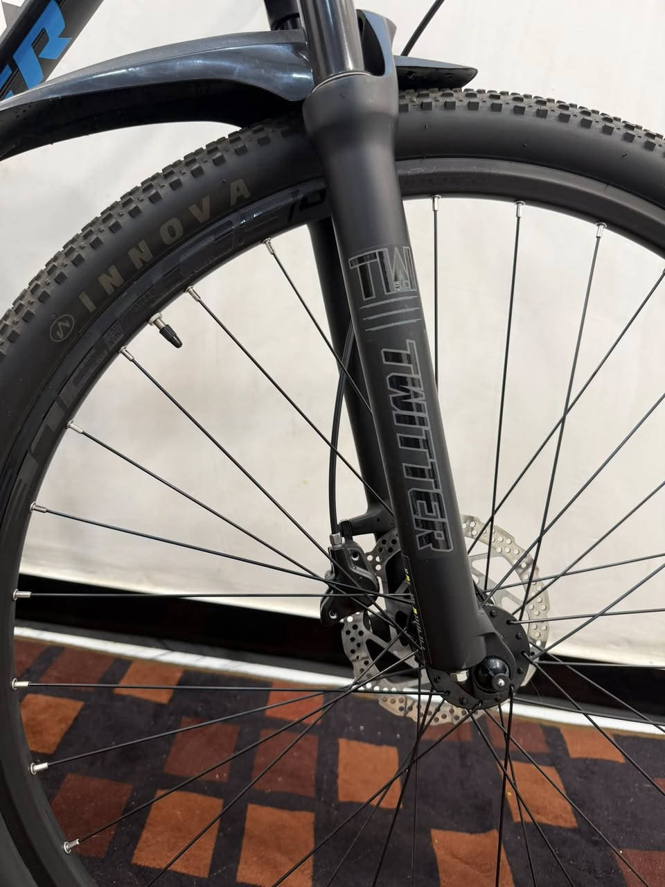 ‎ 29دراجة هوائية تويتر حجم  
‎بريكات هايدروليك شيمانو
‎عدد السرعات 3 امامي و 8 خلفي
‎الهيكل مصنوع من الالمنيوم
‎الوايرات مخفية (دفن) داخل الهيكل
‎الدبل يحتوي على قفل + فتح + ضبط   استعمال جداً قليل وزن خفيف 
السعر 250 الف قفل 
 ..مكاني بغداد مدينة الصدر 
***********
