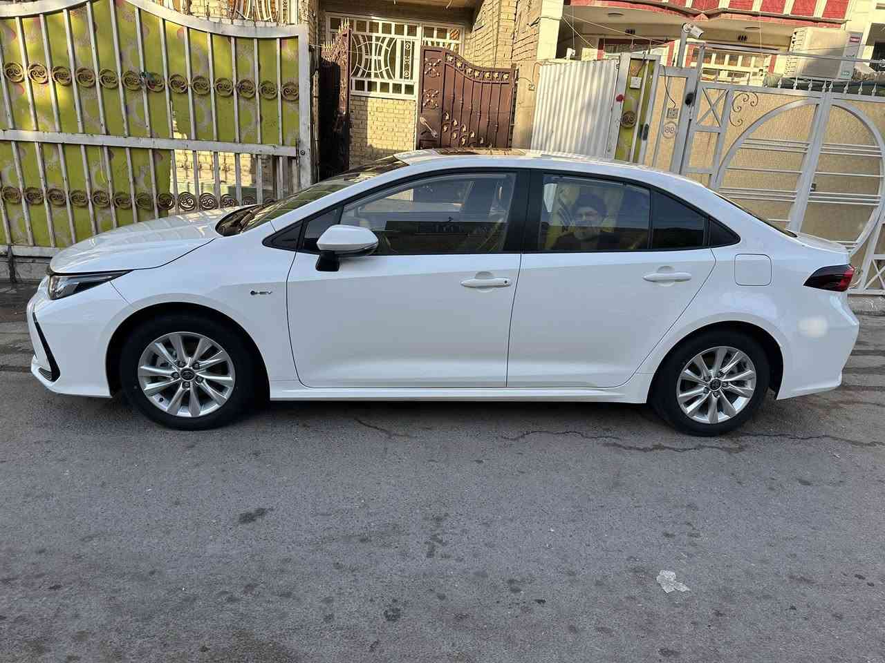 � للبيع كورلا 2024 وارد الصين 🚗
▫️ اللون: أبيض

▫️ داخل: جلد اسود

▫️ القير: أوتوماتيك

▫️ العداد: 24,000 كيلو

▫️ الحالة: نظيفة جداً

✨ المواصفات:

 • شاشة

 • كاميرا خلفية

 • تحديد مسار

 • بلوتوث + USB

 • مثبت سرعة

 • تكييف قوي

 • إيربگ  

🔥 المميزات:

 • السيارة ما تحتاج شي

 • مشيها ناعم

 • اقتصادية بالبنزين

 • فحص بأي مكان

* السيارة مكفولة 

اشاير بالدعامية لد 

دوشمة ارضية اصلي

💰 السعر: (155 ورقة) وبيهة مجال 

📍 الموقع: (البنوك)

📞 للتواصل: (***********)
