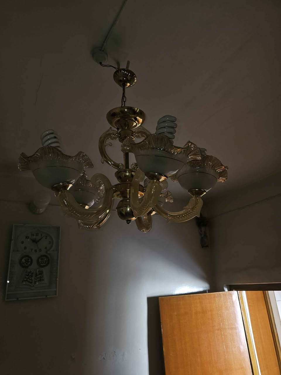 ميز تلفزيون مع الثريه ١٥٠ مع المجال٨٢٦٣٧٤٢ ٠٧٨٥ النجف, العراق
