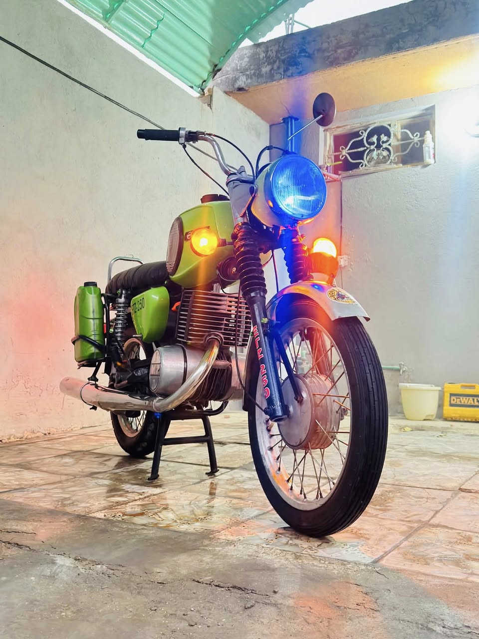 السلام عليكم جنايه  ماطور 81  بدون كلشي خير من الله كهربائيات كلهةجديده ومكينه كصه 3 تانكي وصفاحيات صبغه جديده بي لحيم جوه الكشن صوب واحد والخشم لحيمه مرتب كلهة جديده وتعمير 
*********** سعر الماطور 850  مكاني نجف حيره
