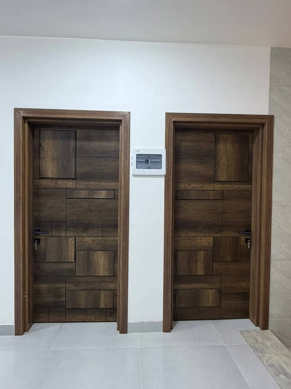 📣 عرض عقاري مميز | دار سكني للبيع
يعلن مكتب التصميم العقاري عن بيع دار سكني (طابقين) بتصميم حديث جداً وموقع استراتيجي، مثالي للسكن أو الاستثمار.
📌 تفاصيل العقار:
• المساحة: 200 متر مربع. 📐
• الموقع: شارع 80 - شارع مسجد الرحمن. 📍
• حالة البناء: حديث جداً. ✨
• نوع السند: طابو ملك صرف. 📝
📞 للاستفسار أو المعاينة:
يسعدنا تواصلكم معنا عبر الأرقام التالية:
📱 *********** | 📱 ***********
🏢 أو زيارة موقعنا: مكتب التصميم العقاري – مجاور جامع الهندي.
ملاحظة: نرحب بكافة عروضكم العقارية (بيع - شراء - إيجار) لتسويقها باحترافية تامة. 🤝
