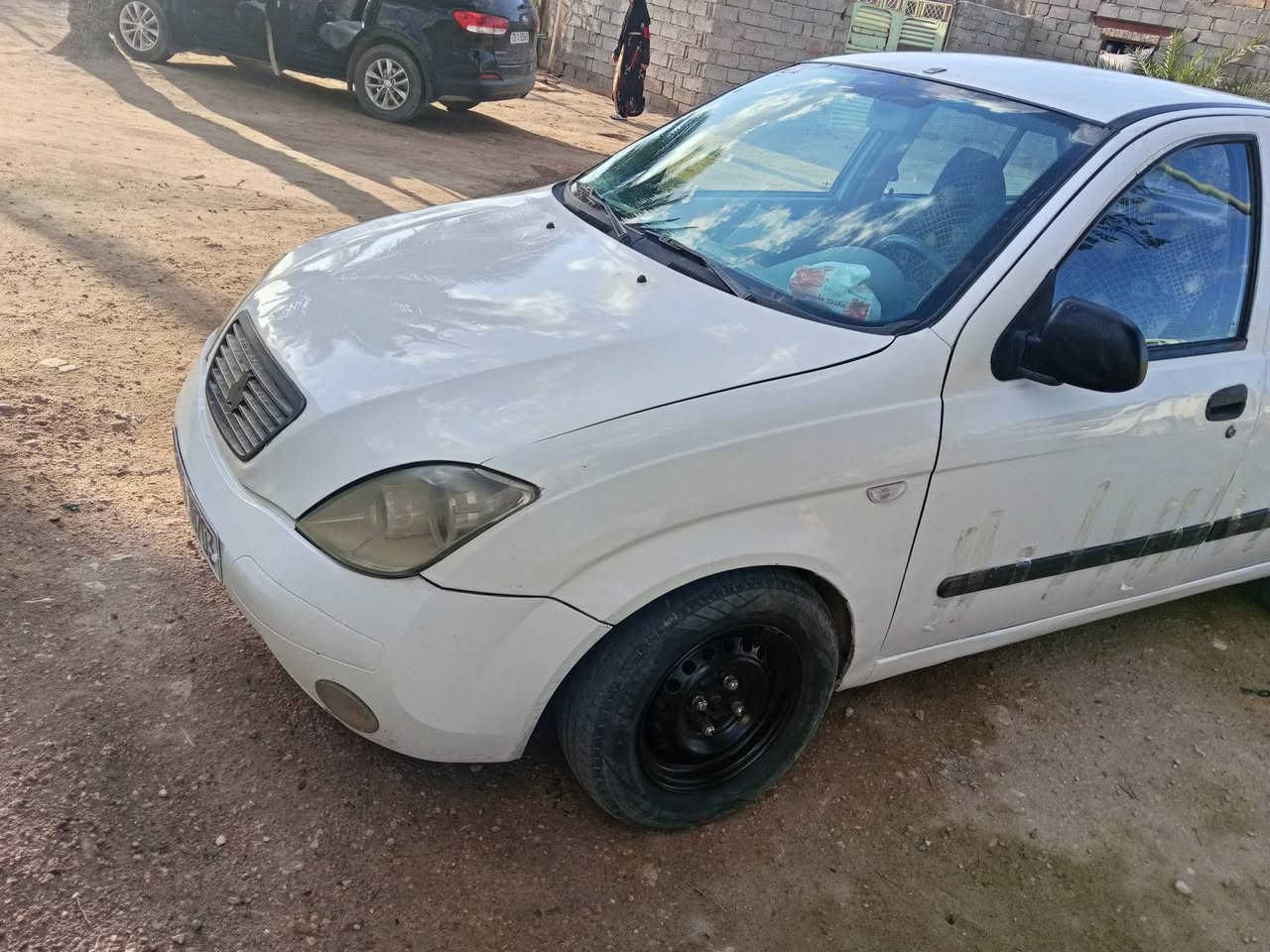 السلام عليكم اخوان سياره طيبه موديل 12رقم دولي بسمي مكينه وكير تبريد شغال حداديه خير  من الله تخم تاير جواهه سعره 35 وبيه مجال ***********
