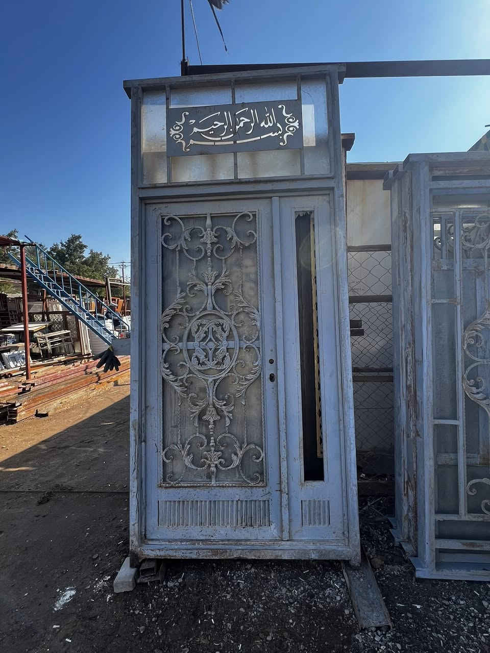 السلام عليكم للبيع شبابيك نقشه جديده 5قطع شبابيك ثقيل شخاط ابو الاربعه وباب طلاكه وربع وارتفاع 280ثقيل ونفس نقشه شبابيك وشباك دور قياس 3+3العنوان كربلاء الحر راسل وبيك خير وتدلل او تصل على ***********
