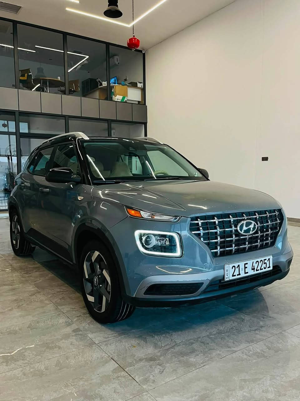 🚗 لأصحاب الذوق الرفيع: هيونداي فينيو (Hyundai Venue) بحالة ممتازة للبيع 🚗
إذا كنت تبحث عن الأناقة العصرية مع الاقتصادية والعملية، السيارة متوفرة الآن للمعاينة والبيع الفوري
.
📋 تفاصيل ومواصفات السيارة:
 النوع والفئة: هيونداي فينيو (Hyundai Venue) - كروس أوفر مدمجة وعصرية.

 اللون: رمادي مميز (قلمي) مع سقف ومرايا باللون الأسود الملكي (Two-Tone Design).

 اللوحة والتسجيل: رقم سليمانيه نظامي ومميز (21 E 42251)، والتحويل أو الوكالة مضمونة وبشكل فوري.
✨ المواصفات الخارجية والداخلية المتميزة:

 الواجهة الأمامية: شبك كروم بتصميم كاسكيدينج الأنيق والجريء.
 الإضاءة: نظام إضاءة LED أمامي حديث مع سينسور إضاءة نهارية بتصميم مربع مميز.

 العجلات (الويلات): ويلات ألمنيوم سبورت (كروم مع أسود) بحجم مميز يمنح السيارة ثباتاً ومظهراً رياضياً.
 المقصورة: تصميم داخلي مريح ومجهز بشاشة وسائط متطورة، كاميرا خلفية، تحكم ستيرنج كامل، ومثبت سرعة.

📍 المعاينة والتواصل:
 الموقع: كركوك. معرض العدل 

 الممشى: [71.000 ] كم.

 السعر: [145 ورقه] (قابل للتفاوض البسيط بعد المعاينة).

📞 للاستفسار والتواصل
 رقم الهاتف: [‭***********‬]
