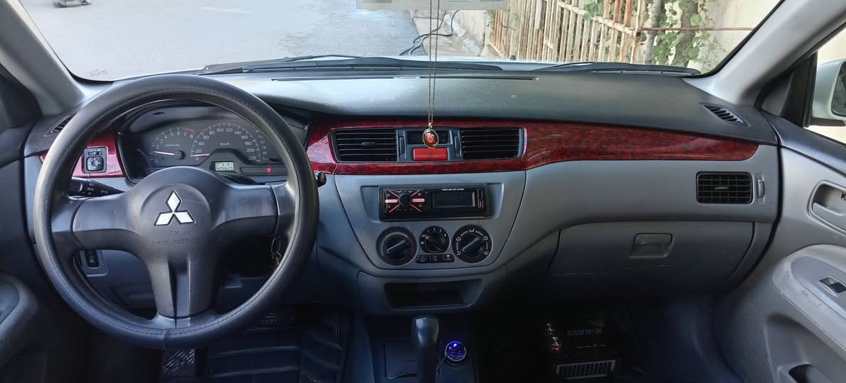 لانسەر 2010

تۆماتیک و مەکینەگەوەرەیە

گیڕومەکینەی بەشەرت 

کارەبای هەموو گیانی ئیشەکات

تەقەوڕەقەی بەشەرت مەرجی تازەیە

تەبریتی بەشەرت

ڕەقەمی هەشت مانگی ماوەبەسەربچیت

سێ پارچەی بۆیاخە بێ ناوگرتن

تەحویلو غەرامەی بەشەرت
سەیارەی ماڵ خۆمەهی مەعرەزنیە

ناونیشان هەڵەبجەی شەهید

***********
