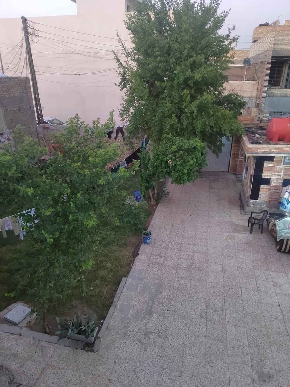 سلام عليكم المساحه ٥٠٠ متر طابو زراعي سند ٢٥ 
ملاحضه مساحته البناء(٣٥٠) متر ولباقي كراج وحديقه ١٥٠ متر البيت واجهه ١٢ ونص نزال ٤١ رقم الهاتف *********** رصيد وبي وتساب 
البيت يحتوي على استقبال و ٦ غرف نوم و٣ صالات مطابخ عدد ٢ حمامات عدد ٦ وكراج جبير وحديقه وصطح عدد2 المكان حي سفير ثاني فرع قرب كراج شماعيه
