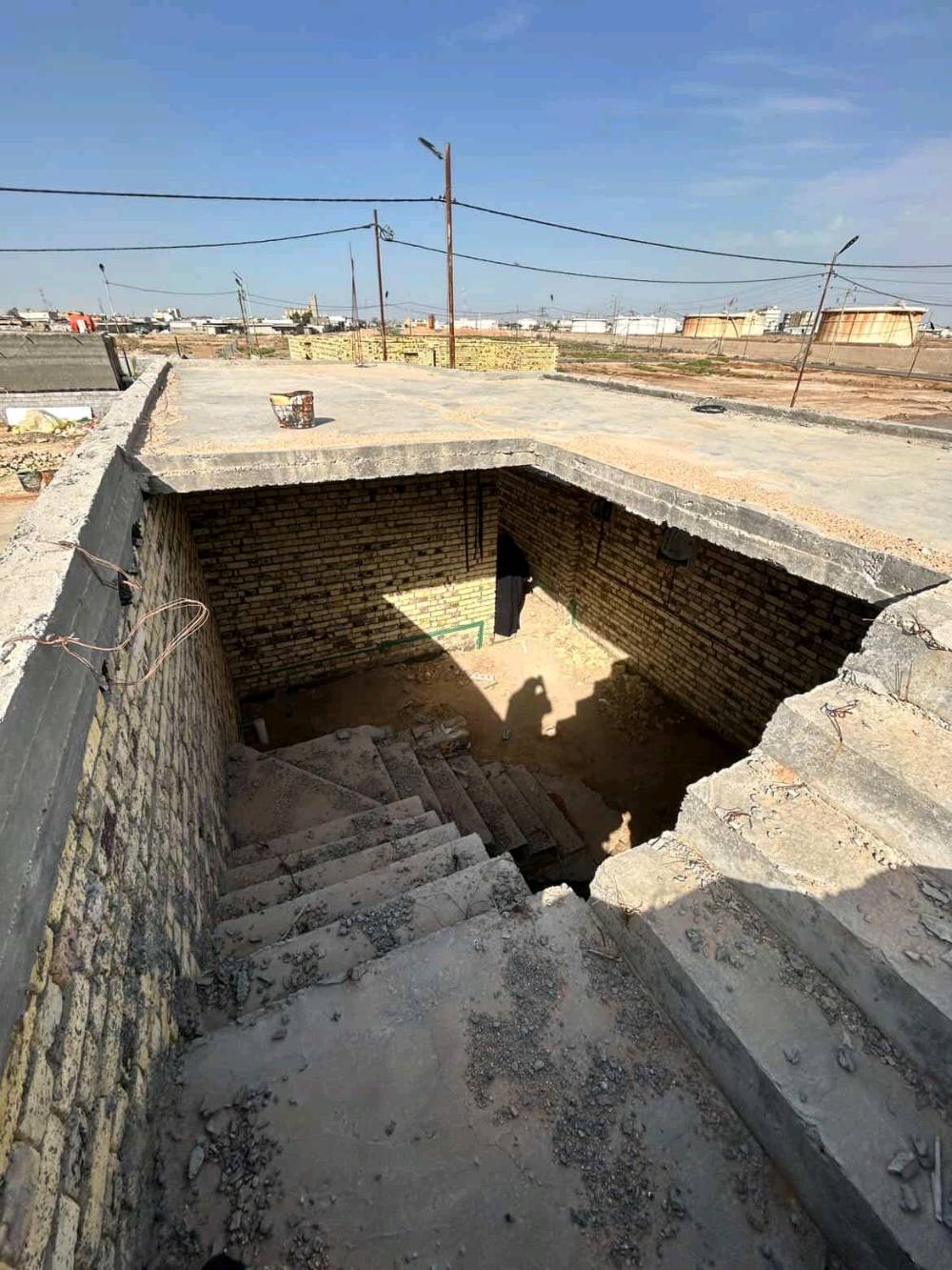 بيت للبيع كامل ماء ومجاري وكهرباء صب كونكريت عنوان الديوانية حي الجامعة نقص لبخ وسيراميك سند 25.
*********** وتساب موجود السعر 45 مليون مجال قليل