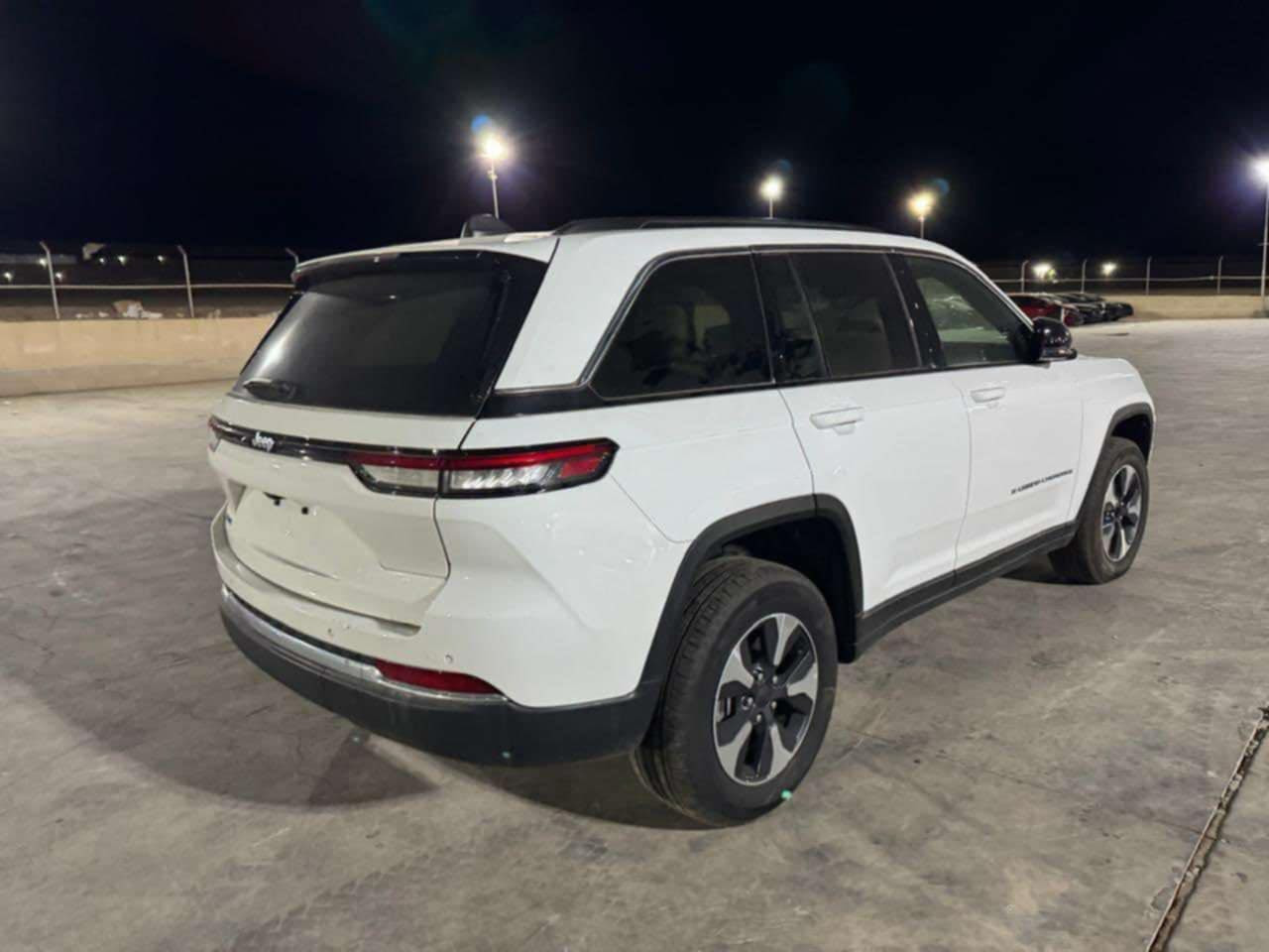 جيب كراند شيروكي هايبرد بلك ان 2024 للبيع
جيب كراند شيروكي بلگ ان هايبرد 4xe وارد امريكي
كلين تايتل مكفوله كفاله عامه وسونارها موجود بالصور رقم بغداد داخل بيجي فول مواصفات
فتحه بانورما 
كير ماوس 
كشنات اماميه تدفئه
ستيرن تدفئه
رادر مانع اصطدام تثبيت سرعه حساسات خلفيه وبقيه مواصفات الجيب معروفه السياره ماشيه 34 الف ميل
السياره سعرها ٣٦٣ وبيها مجال بسيط 
للاستفسار : ***********
