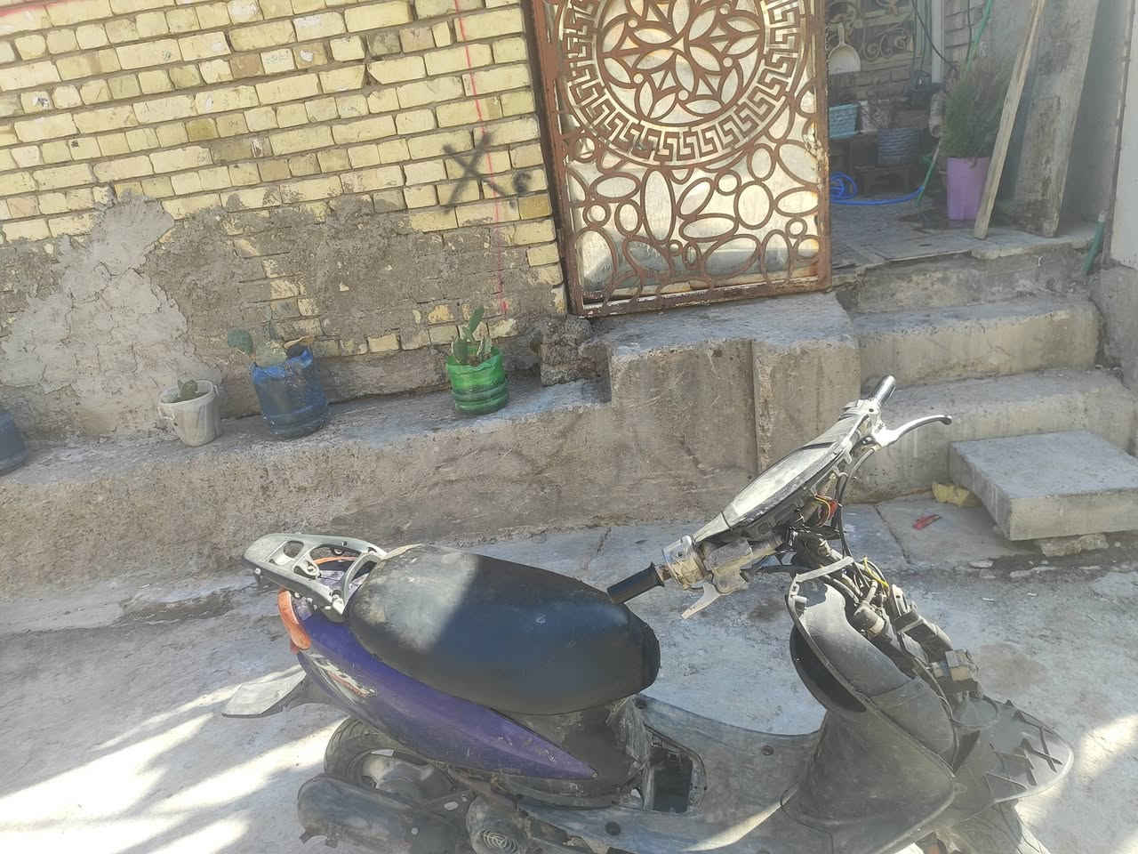 عصفورية للبيع 
شغالة مابيها شي 
مكاني الشعب ***********
ب100 وبيها مجال
