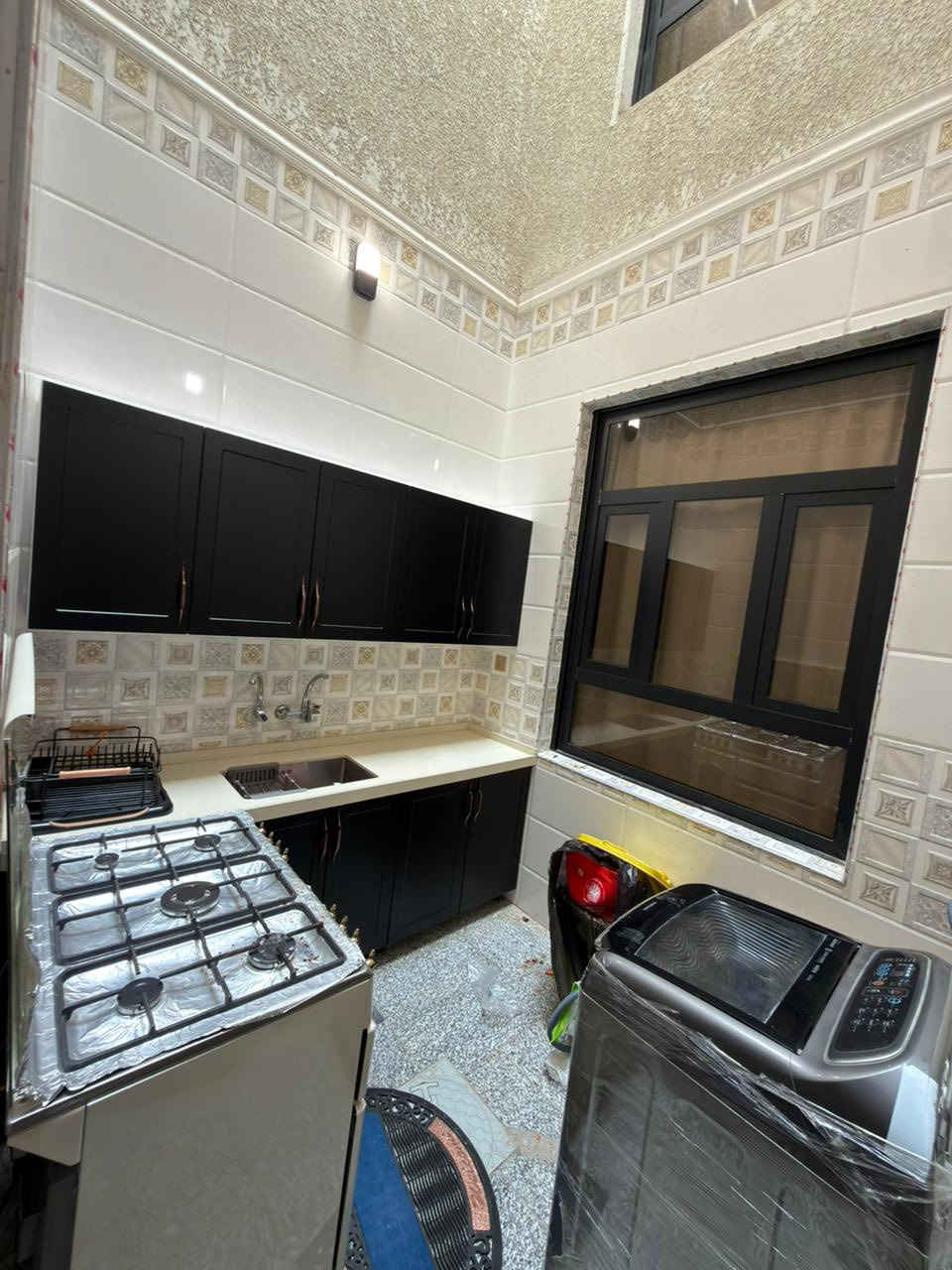 مشتمل للبيع المساحه 93م بناء حديث فول درجه اولى يحتوي على (4) غرفه نوم كبيرة مع باقي الخدمات .

📍العنوان: حي البنوك خلف شارع الكنيسه موقع ممتاز جداً شارع نافذ.

(يباع مؤثث)

للأستفسار اكثر مراجعة مكتب (القمه) للوساطة العقارية الواقع في شارع الكنيسة او الاتصال على الرقم التالي:

*********** متوفر واتس اب
