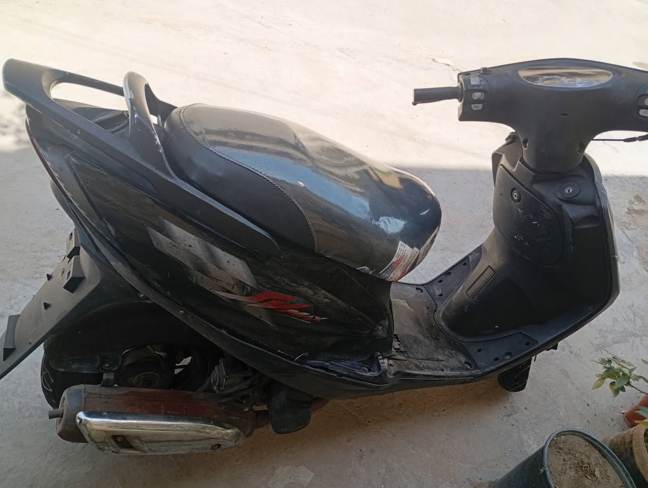 السلام عليكم دراجه ماكس 140للبيع كابريتر اصلي باتري جديد بنزات خلفيه لايتات أشاير ودبل اشاره شغال محرك لا تنقيص ولا تبخير عارضها ب250وبيها مجال بسيط متواجد فقط واتساب ***********مكاني بغداد يم جسر الخطيب
