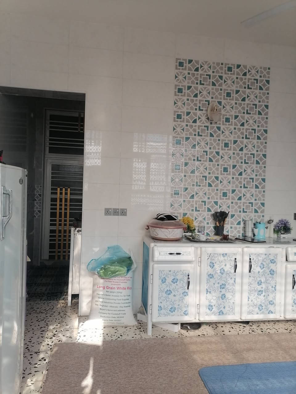 السلام عليكم ورحمه الله وبركاته
متوفر دار للبيع المساحه ٢٠٠ م طابو زراعي سند ٢٥ طابق واحد يحتوى البيت على غرفتين وصاله ومطبخ كليدور استقبال مجمع صحي للاستفسار اتصل على الرقم ***********
