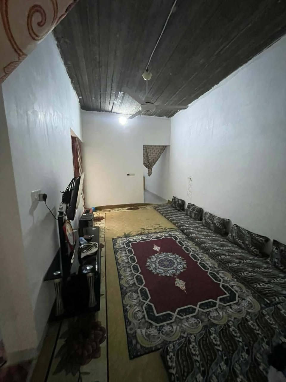 دار سكني كارت مساحه 100متر يحتوي على غرفة نوم وهول واستقبال ومطبخ وحمام وبيتونه كبيره وكراج خدمات كامله ماء كهرباء تبليط اتجاه القبله رصيف  ثلاثة أمتار السعر 48وبي مجال
***********
***********
