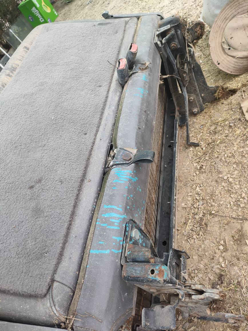 كوشنى ناوةراستى ميني پاس
زؤر خاوينة سعرى 75هةزار 
*********** شوين هةولير أربيل, العراق
