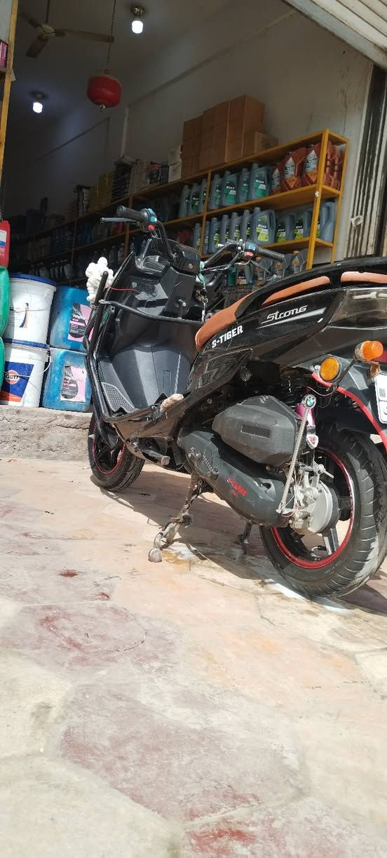 دراجه اكس ماكس موديل 2024 دراجه كافه عامه ماناقصه اي شي دراجه خير من الله بصمتين وسويج دراجه فول السعر 1100 وبيه مجال وهاذه رقمي ***********
