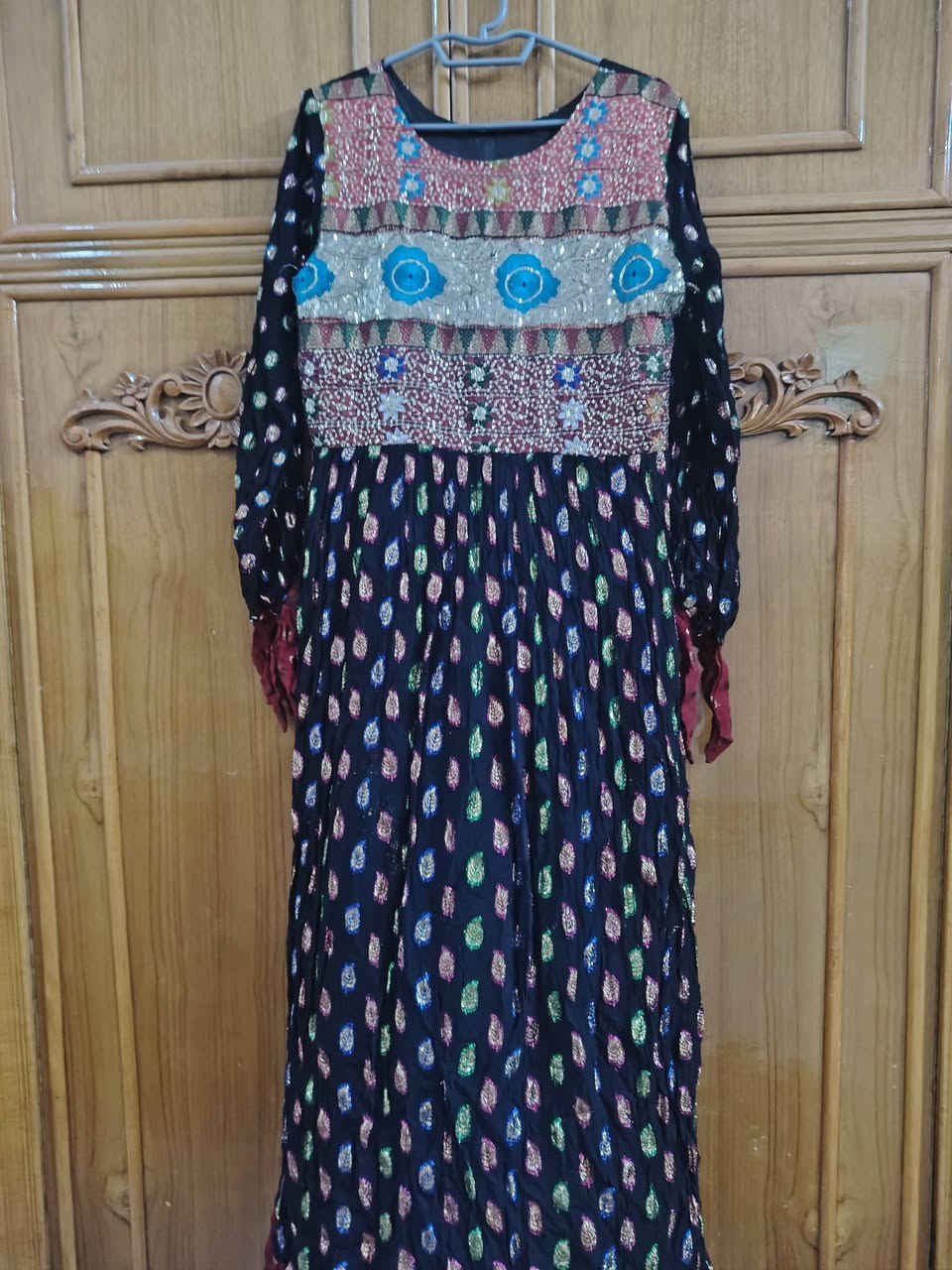 فساتين للبيع الاسود يلبس وزن 55لو 60والباقيات قياس 48 البدله البصلي ملبوسه مرتين اريده ب40 والباقيات ع 15الاتصال ع الرقم ***********
