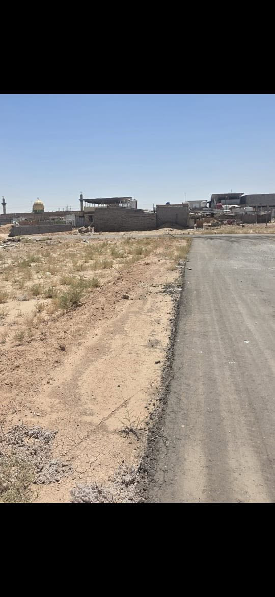السلام عليكم قطعه ارض زراعي للبيع على طريق كربلاء نجف عمود 404 خلف الحسينيات تصلح سكن او حسينيه مساحه 300 متر  قطعه ركن ***********
