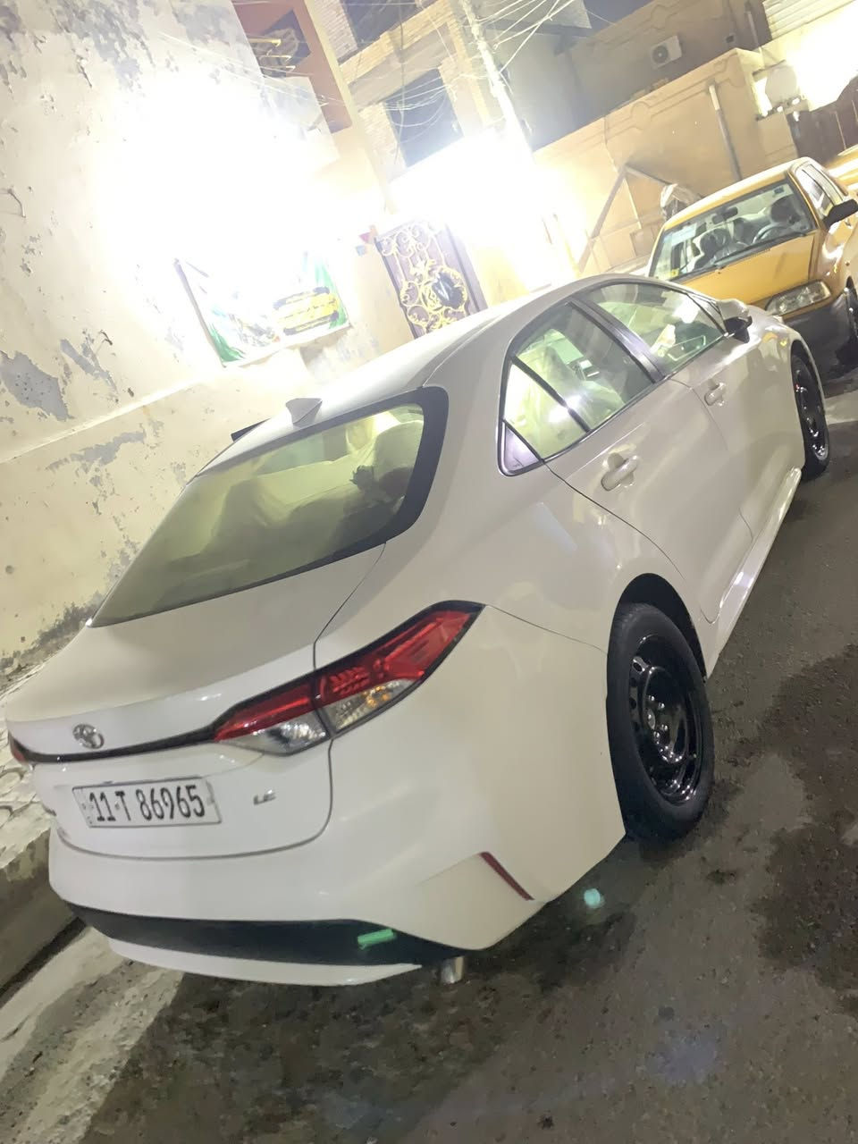 السلام عليكم شلونكم اخوتي للبيع كورلا موديل 2020 السيارة جديدة بدون اي نقص السيارة ماشية 126 الف كيلو متر السيارة حادث من امريكة بس جاملغ خلفي وبل عراق نصبغ عندي باب وجاملغ يعني 3 قطع صبغ السيارة بدون دواخل وبدون ايرباك كير ومكينة كفالة   مكاني بغداد الشماعية والشراي يخابرني هاذ رقمي ***********
