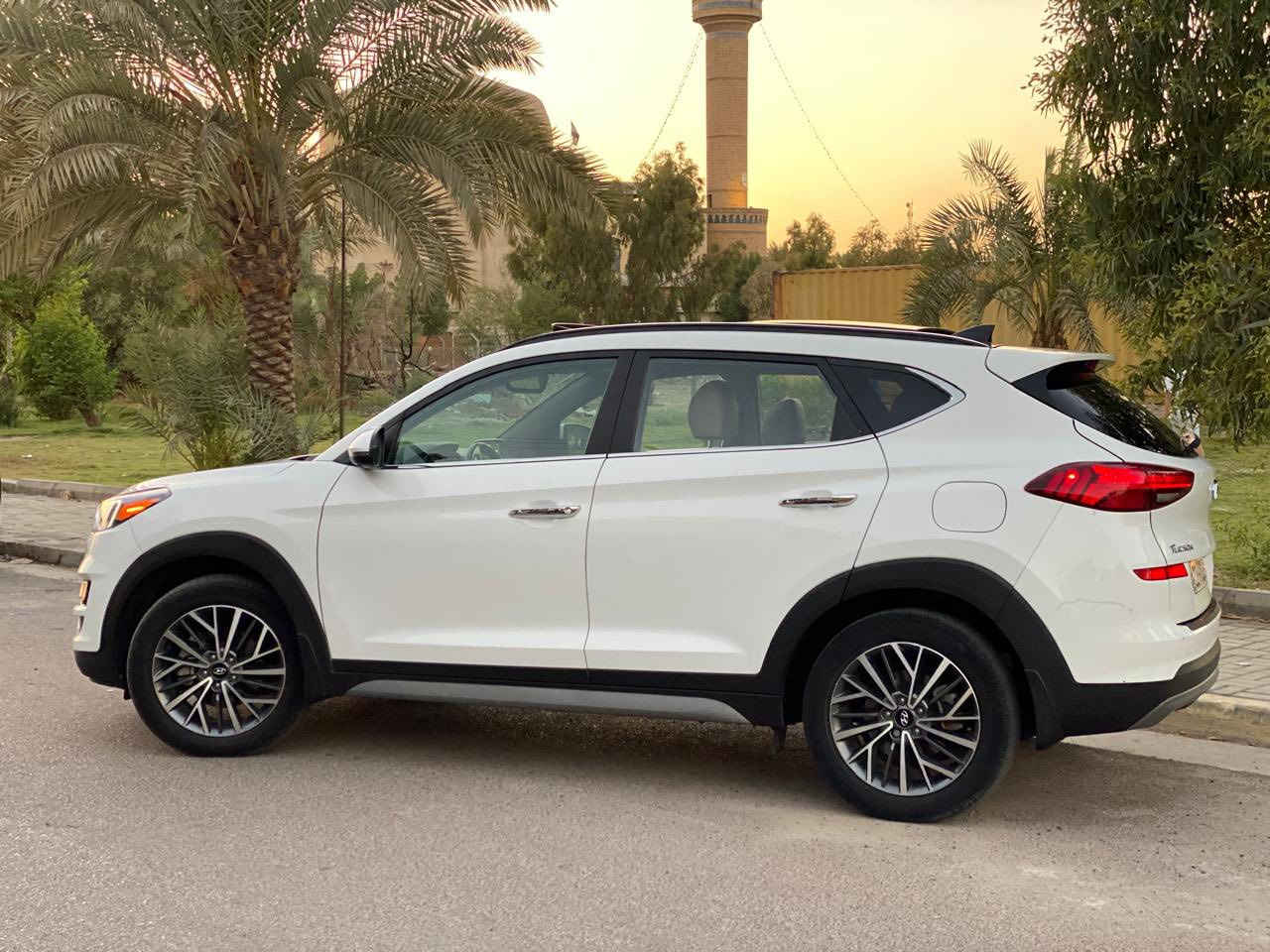 توسان 2021 Limited
اعلى مواصفات 
خمس كامرات 
بانوراما 
محرك 2500
كشنات تبريد وتدفئة جلد اصلي
رادارات ونقطة عمياء 
شاحن واير ليس
صندوق كهرباء 
ضرر جانبي قطعتين صبغ فقط 
ماشية 44 الف قابل للزيادة
السعر 180 ورقة بيها مجال 
مكانها بغداد السيدية
***********
