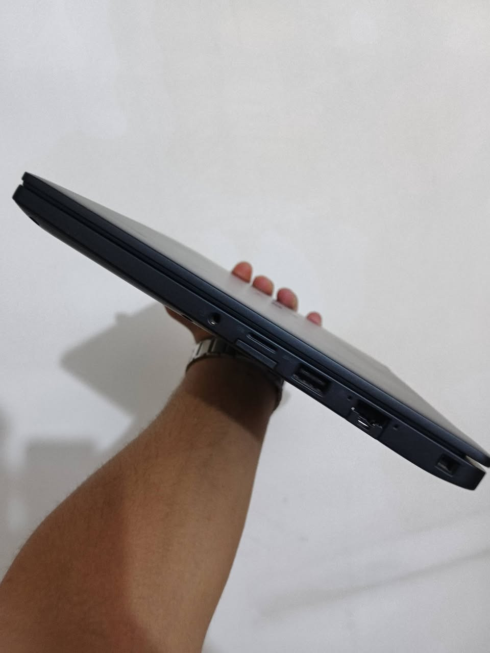 Dell Latitude 7280 السلام عليكم للبيع لابتوب
معالج Intel Core i5 جيل سابع
 رام 8GB m.2
 SSD 256GB سريع
شاشة Full HD واضحة ونقية
 بطارية ممتازة تكمل لحد 6 ساعات استخدام
خفيف وعملي للدراسة والشغل والاستخدام اليومي
يشغل العديد من الألعاب الخفيفة والمتوسطة بسلاسة
ويا حساب ستيم بي حصريات سبايدر مان الجزء الاول والثاني وبعد العاب انطيكيا وي الجهاز
يشغل برامج الاوتوكاد والفوتوشوب 
 ضمان 10 أيام
الجهاز نظيف وجاهز للاستخدام مباشرة، مناسب للطلاب والموظفين وحتى للاستخدام المنزلي.
مكاني بغداد
 *********** يوجد واتساب

السعر: 260 الف وبي مجال 

مستعجل على البيع
