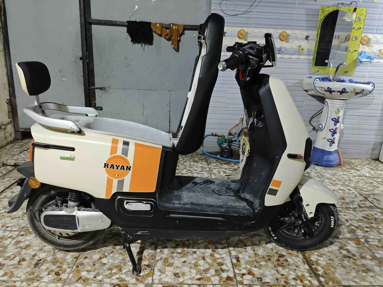 سلام عليكم دراجه شحن للبيع نوع رياان دراجة نظيفة ما بيه أي ضرر واني منزله رمبه بطاريات مالته بلادي ما بدل  شي بيه السعر 600 وبيه مجاال للشراي الرقم ‭0771 327 2517‬ العنوان  العبيدي الرئاسة شارع 20
